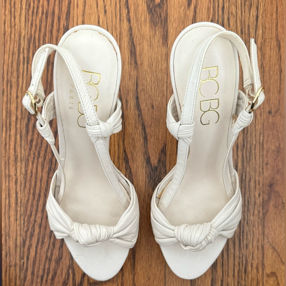 Vintage BCBG Paris White leather heels | Size 7B, 37